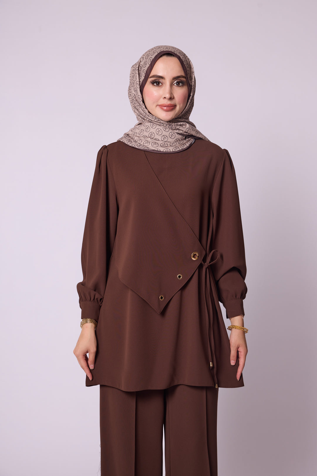 Kuş Gözü Detaylı Kuşaklı Pantolonlu Takım
