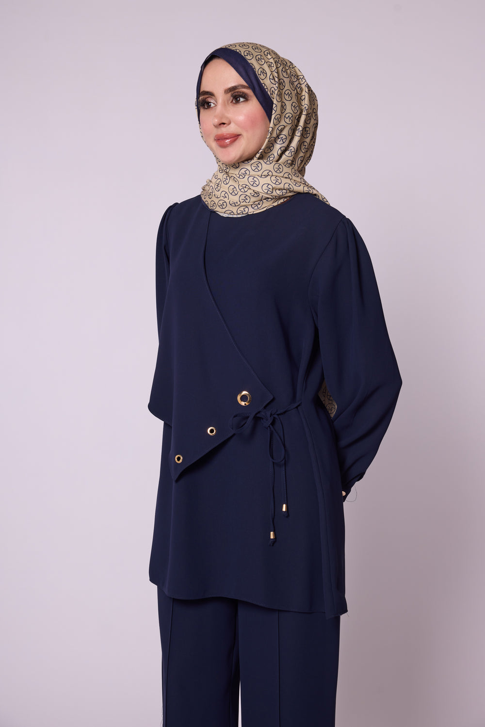 Kuş Gözü Detaylı Kuşaklı Pantolonlu Takım