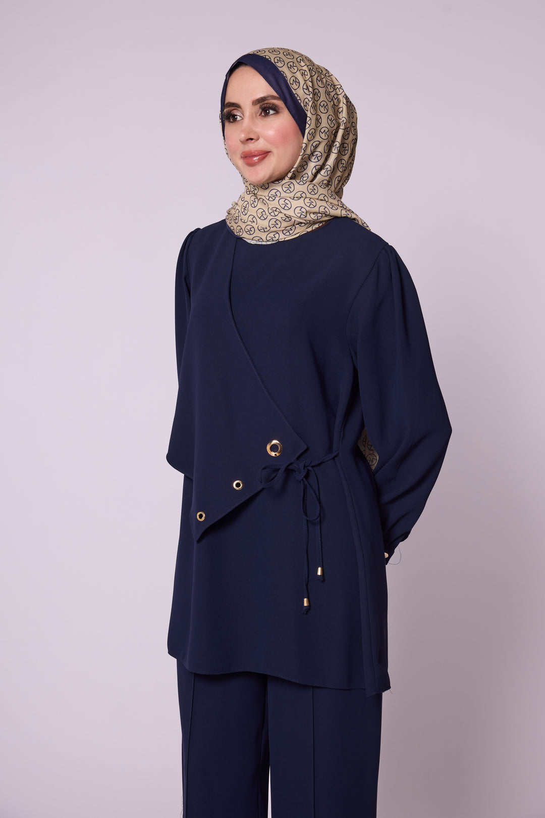 Kuş Gözü Detaylı Kuşaklı Pantolonlu Takım