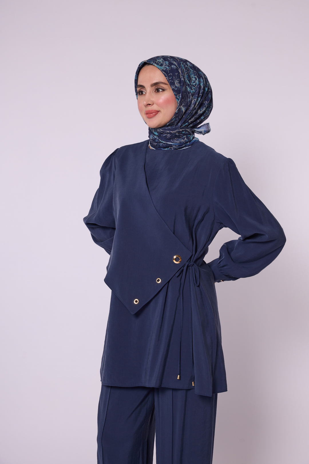 Kuş Gözü Detaylı Kuşaklı Pantolonlu Takım
