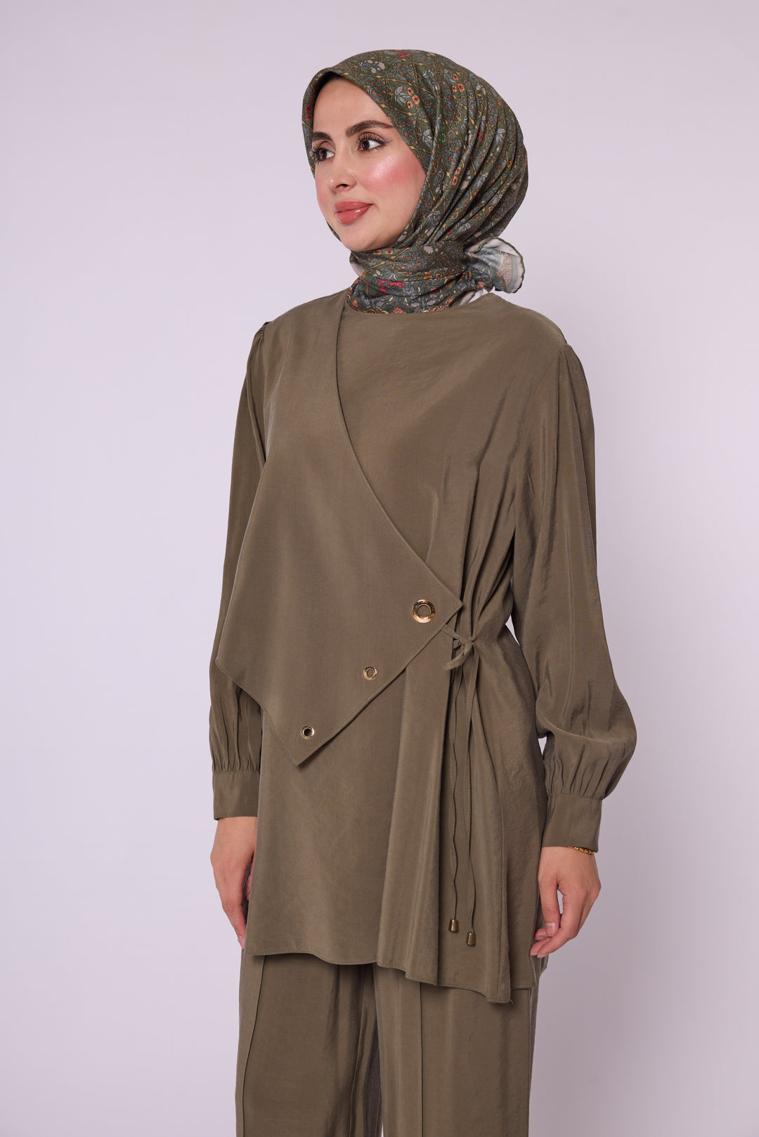Kuş Gözü Detaylı Kuşaklı Pantolonlu Takım