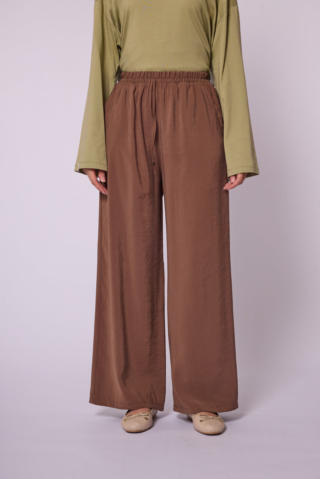 Geniş Paça Pantolon – Gün Boyu Konfor ve Modern Şıklık