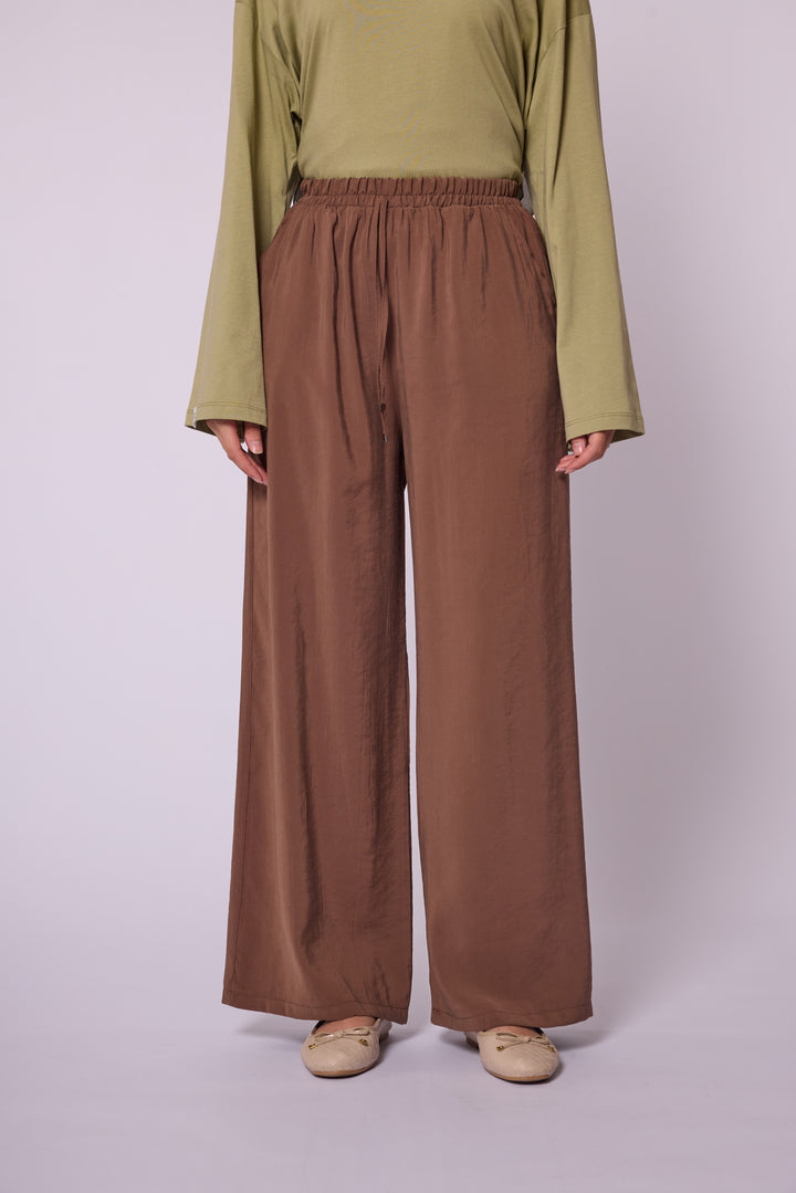 Geniş Paça Pantolon – Gün Boyu Konfor ve Modern Şıklık