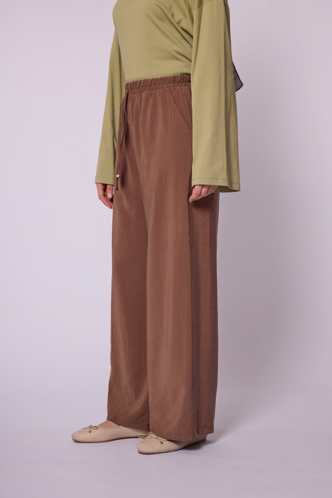Geniş Paça Pantolon – Gün Boyu Konfor ve Modern Şıklık