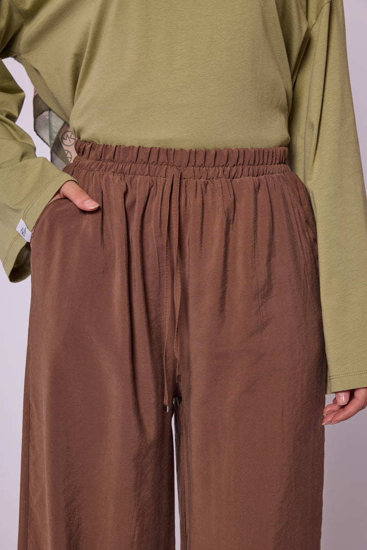 Geniş Paça Pantolon – Gün Boyu Konfor ve Modern Şıklık
