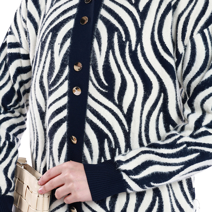 Zebra Desenli Boğazlı Parlak Düğme Detaylı Triko Hırka ABACI Online Türkiye