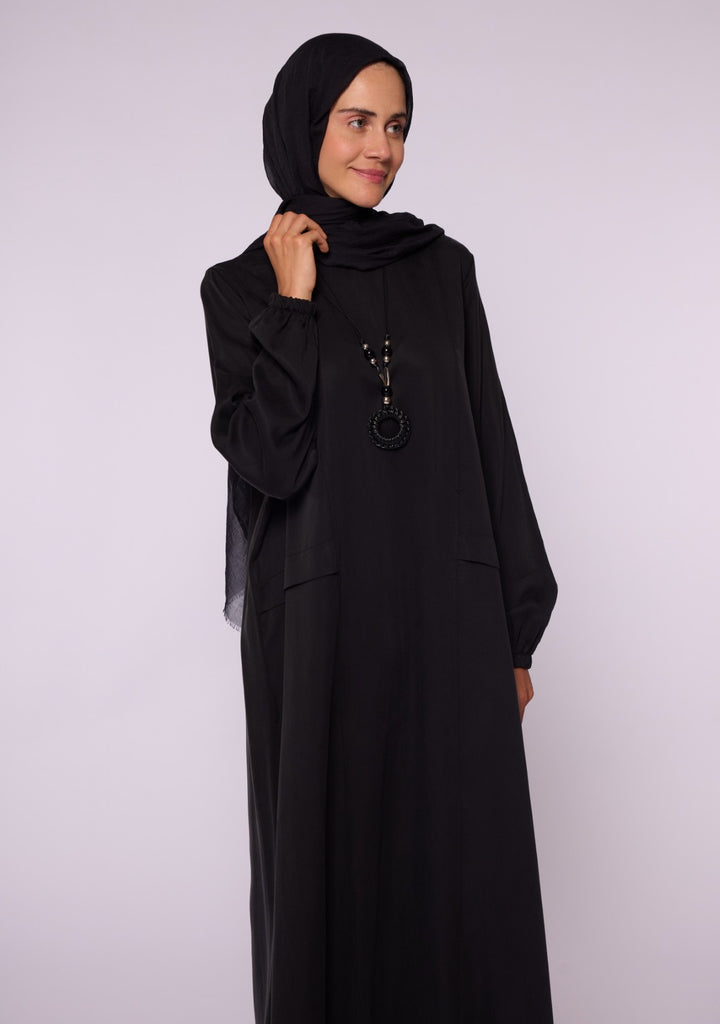 Kolye Aksesuarlı Rahat Kesim Uzun Elbise